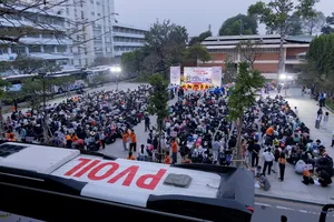 Khoảng 1.000 sinh viên có mặt sớm tại sân trường để tham gia chuyến xe Tết 2026 