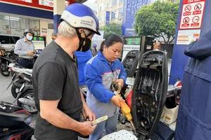 Người dân đổ xăng tại Cửa hàng xăng dầu số 9, phường Bến Thành, TPHCM trong buổi sáng 10-3. Ảnh: HOÀNG HÙNG