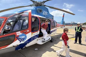 Khách trải nghiệm tour trực thăng ngắm TPHCM