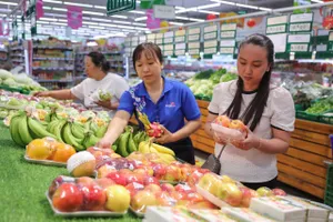 Khách mua trái cây tại Co.opmart trên địa bàn TPHCM