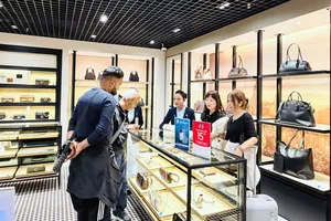Khách quốc tế chọn mua hàng miễn thuế tại Sasco Duty Free, nhà ga T2, sân bay quốc tế Tân Sơn Nhất