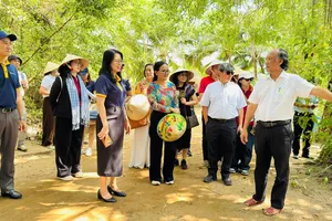 Du khách TPHCM tham quan một điểm đến tại Vĩnh Long do Saigontourist Group tổ chức. Ảnh: ĐÌNH DƯ
