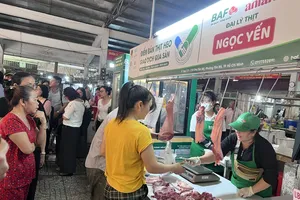 Người tiêu dùng mua thịt heo "tick xanh trách nhiệm" tại chợ Tân Mỹ, sáng 9-6