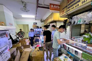 Cơ quan chức năng kiểm tra một điểm kinh doanh đồ điện tử, điện máy