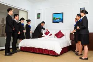 Học viên Trường Trung cấp Du lịch và Khách sạn Saigontourist thực hành nghiệp vụ buồng phòng. Ảnh: STHC