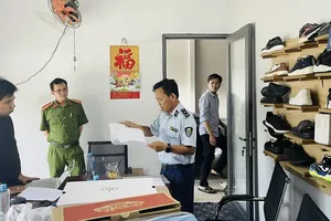 Cơ quan chức năng TPHCM kiểm tra một điểm kinh doanh hàng hóa xâm phạm quyền sở hữu trí tuệ trên địa bàn. Ảnh: KHÁNH HÙNG 