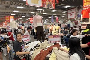 Khách chọn mua quần áo tại siêu thị Emart Phan Văn Trị, TPHCM. Ảnh: THI HỒNG