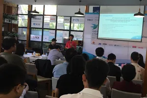 Nhiều doanh nghiệp, các bạn trẻ... theo dõi sự kiện ra mắt Én Xanh