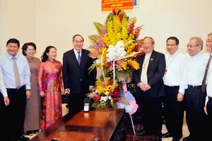 Bí thư Thành ủy TPHCM Nguyễn Thiện Nhân chúc ngài Tổng Giám mục Bùi Văn Đọc, Giám mục phụ tá Đỗ Mạnh Hùng