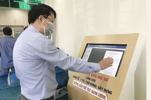 UBND TPHCM yêu cầu tăng làm thủ tục trực tuyến nhằm phòng, chống dịch Covid-19