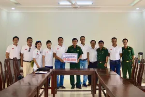 Ông Lương Hoàng Hà, Trưởng Ban vận động thành lập Liên đoàn Dù lượn thể thao TPHCM, trao tặng 20 triệu đồng ủng hộ bếp ăn cán bộ  - chiến sĩ biên phòng