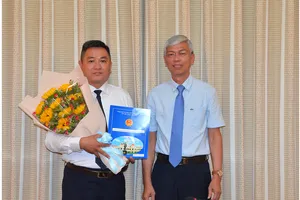 Phó Chủ tịch UBND TPHCM Võ Văn Hoan trao quyết định cho đồng chí Đặng Phú Thành. Ảnh: VIỆT DŨNG