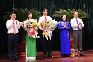 Các đồng chí lãnh đạo TPHCM chúc mừng đồng chí Lê Hòa Bình và đồng chí Phan Thị Thắng được bầu giữ chức Phó Chủ tịch UBND TPHCM, chiều 8-12-2020. Ảnh: VIỆT DŨNG