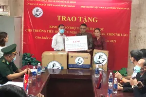 TPHCM trao tặng 590 triệu đồng tới Trường Tiểu học Hữu nghị tỉnh Champasak, Lào