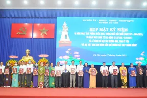     Chủ tịch HĐND TPHCM Nguyễn Thị Lệ và các thân nhân mẹ Việt Nam anh hùng nhận kỷ yếu Bà mẹ Việt Nam anh hùng của quê hương đất thép thành đồng. Ảnh: CAO THĂNG