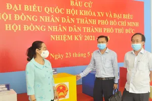 Chủ tịch HĐND TPHCM Nguyễn Thị Lệ kiểm tra việc chuẩn bị bầu cử tại TP Thủ Đức. Ảnh: CAO THĂNG