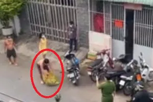 Quận 8 phản hồi việc phân phối hàng hóa hỗ trợ người dân tại khu phố 3, phường 10