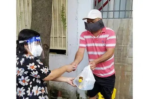 Đoàn đại biểu Quốc hội TPHCM tặng 1.250 phần quà an sinh tới hộ dân quận 12