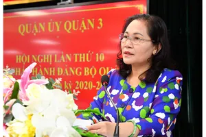 Đồng chí Nguyễn Thị Lệ phát biểu tại Hội nghị Ban Chấp hành Đảng bộ quận 3. Ảnh: VIỆT DŨNG