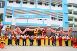 Các đại biểu cắt băng Khánh thành trường THCS Lương Thế Vinh cơ sở 2 tại quận 3. Ảnh: LONG HỒ