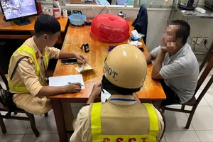 Chặn 2 xe tải có 201 con heo dương tính với Salbutamol trên đường vào TPHCM