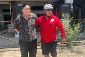 Dí dao vào cổ nữ chủ quán cà phê, cướp tiền và vàng