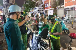 Tổ công tác Công an phường Hòa Hưng kiểm tra hành chính phương tiện và chủ phương tiện trên đường Sư Vạn Hạnh