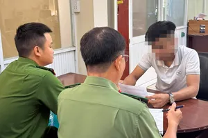 Tự gây thương tích trên livestream để câu view, chủ tài khoản TikTok bị công an mời làm việc
