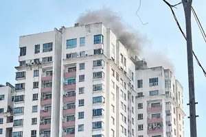Khống chế đám cháy tại chung cư Phúc Thịnh, hướng dẫn cư dân thoát nạn an toàn