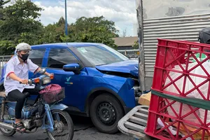 Taxi tông xe tải, giao thông ùn ứ nghiêm trọng khu vực cầu Gò Dưa