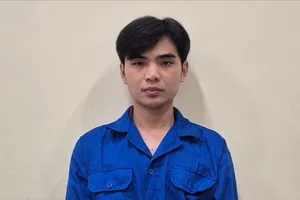 Dùng súng đột nhập nhà người "hay khoe giàu trên mạng"