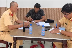 Xử phạt tài xế xe tải làm rơi vãi đất trên đường Cộng Hòa