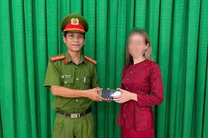 Bắt nhanh 2 thanh niên giật điện thoại của du khách Nga