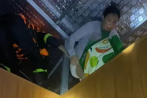 Trắng đêm giải cứu 12 người mắc kẹt, lực lượng cứu hộ ngâm mình dưới nước lạnh hơn 2 giờ