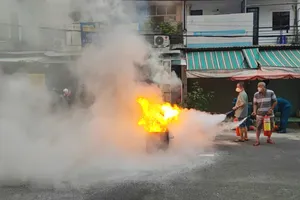 TPHCM: Diễn tập chữa cháy tại nhà nhỏ hẹp trong khu dân cư