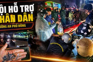 Đội giúp dân trong đêm ở phường An Phú Đông