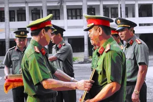 Tặng bằng khen cho Công an Nhơn Trạch về thành tích triệt phá băng nhóm trộm cắp xe máy liên tỉnh