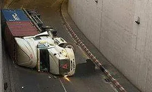 Xe container liên tục lật trong hầm chui ngã 4 Vũng Tàu do chạy quá tốc độ