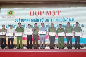 Công an Đồng Nai tặng quà lưu niệm cho lãnh đạo tham gia buổi họp mặt