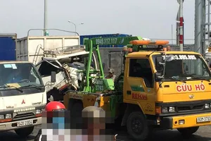 Ô tô tông liên hoàn ở trạm BOT cầu Đồng Nai  