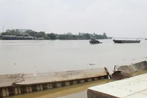 Đoạn bờ kè bị sạt lở