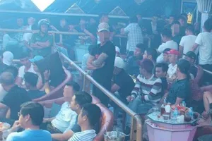 Quán bar Làn Sóng Trẻ vào lúc đoàn vào kiểm tra