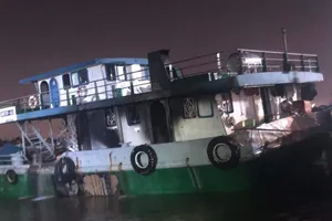 Cháy tàu chở xăng 1.000 tấn, 2 người chết, 1 người mất tích