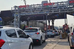 Các phương tiện ùn ứ tại trạm thu phí 