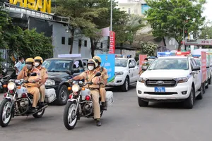 Huyện Nhà Bè ra quân lập lại trật tự lòng, lề đường