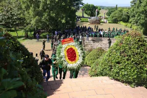 Phút mặc niệm tưởng nhớ Bác Hồ kinh yêu và Liệt sĩ Thanh niên Xung phong trong lễ dâng hương.