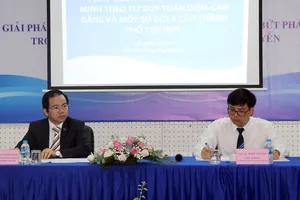 Phó giáo sư, Tiến sĩ Vũ Tuấn Hưng (trái) cùng Phó giáo sư, Tiến sĩ  Phạm Tiến Đạt (phải) chủ trì hội thảo. Ảnh: TRẦN YÊN