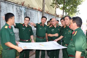 Trung tướng Nguyễn Trường Thắng cùng chỉ huy Bộ Tư lệnh Quân khu 7 kiểm tra vị trí trên bản đồ