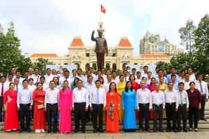 Đoàn đại biểu tham dự hội nghị tại lễ dâng hoa, báo công với Bác.