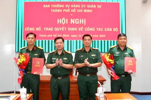 Thiếu tướng Phan Văn Xựng và Thiếu tướng Phạm Văn Rậm, Phó Tư lệnh Bộ Tư lệnh TPHCM trao quyết định bổ nhiệm cho 2 đồng chí tại buổi lễ